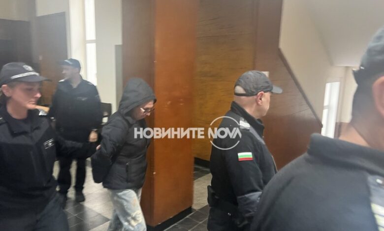 Домашен арест за училищния директор и неговия служител, въртели далавери в Стара Загора