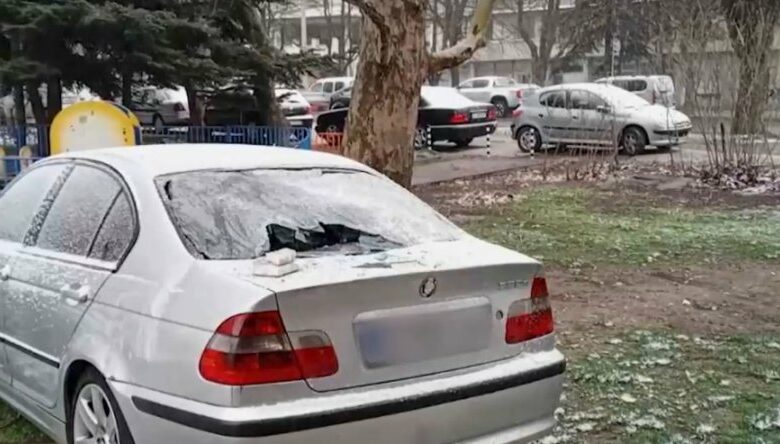 Фасадна плоча потроши паркирана кола в Русе