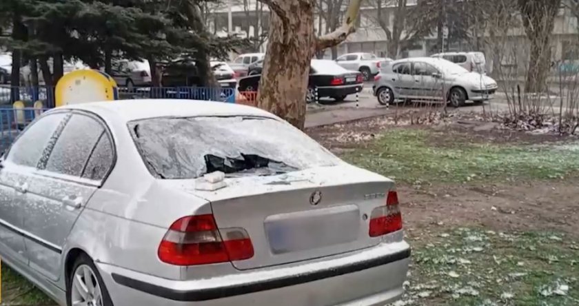 Фасадна плоча потроши паркирана кола в Русе