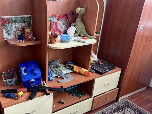 ГДБОП задържа двама за длъжностно присвояване на дебитни карти, телефони и документи в Стара Загора