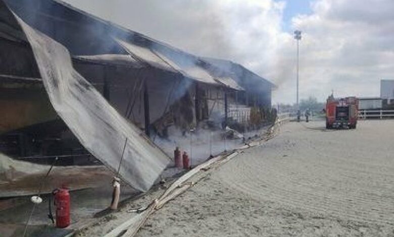 Голям пожар гори в конната база в Царацово (СНИМКИ)