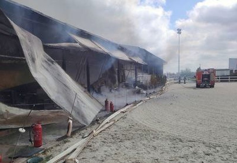 Голям пожар гори в конната база в Царацово (СНИМКИ)