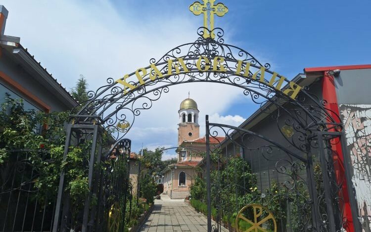 Изпращат на съд хулигана, замерял свещеник и полицаи с тухли в църква в Пловдив