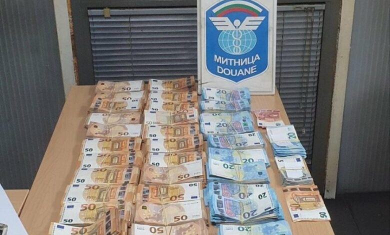 Митничари задържаха контрабандна валута за близо половин милион лв. на &bdquo;Капитан Андреево&ldquo;