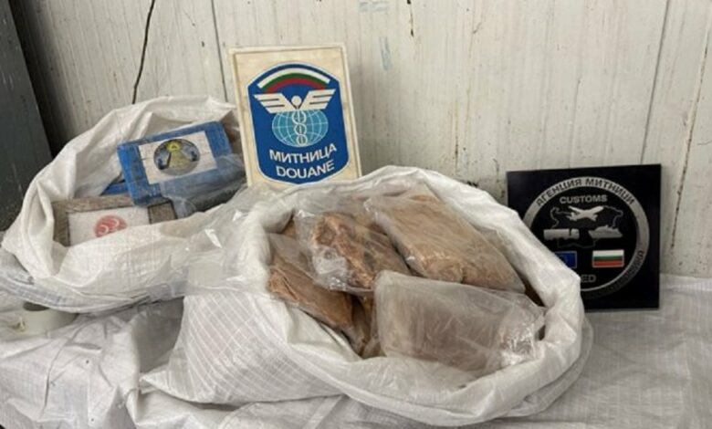 Откриха 50 кг кокаин за 4,6 млн. лв. в тайник на микробус