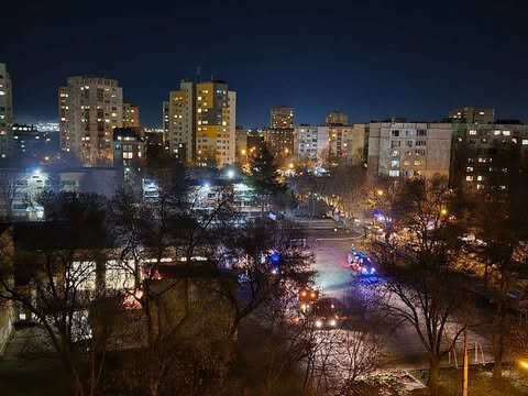 Пламна спортна зала в двора на училище в кв. "Слатина"