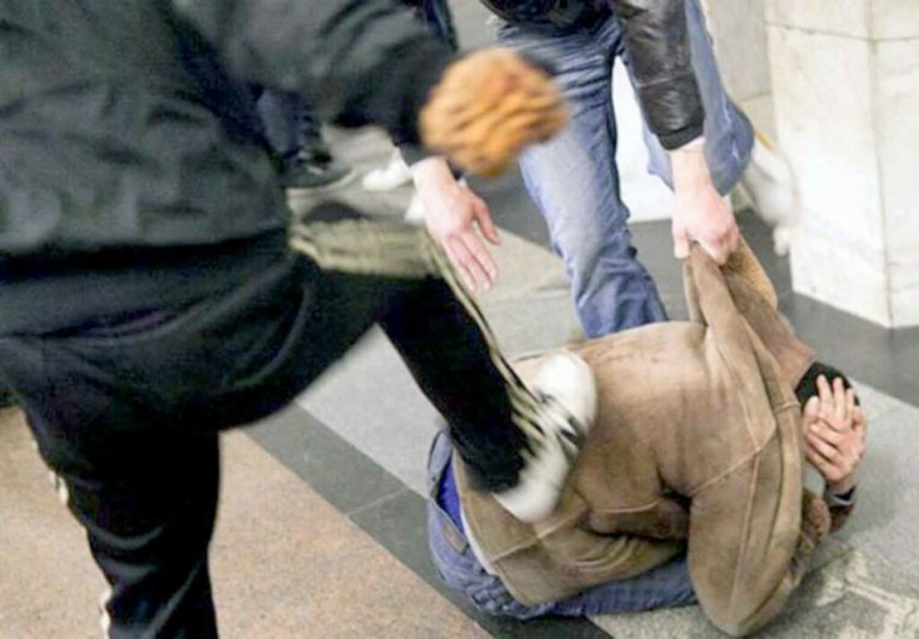 Полицията задържа двама мъже, пребили трети, отмъкнали му дрехите и парите