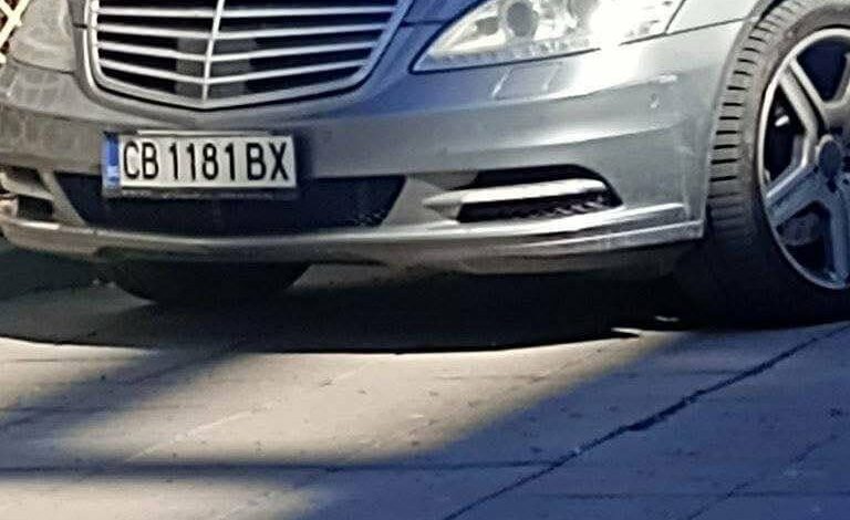 Само в Lupa.bg: Нагло ченге паркира гъзарски Мерцедес върху паметника на Радой Ралин