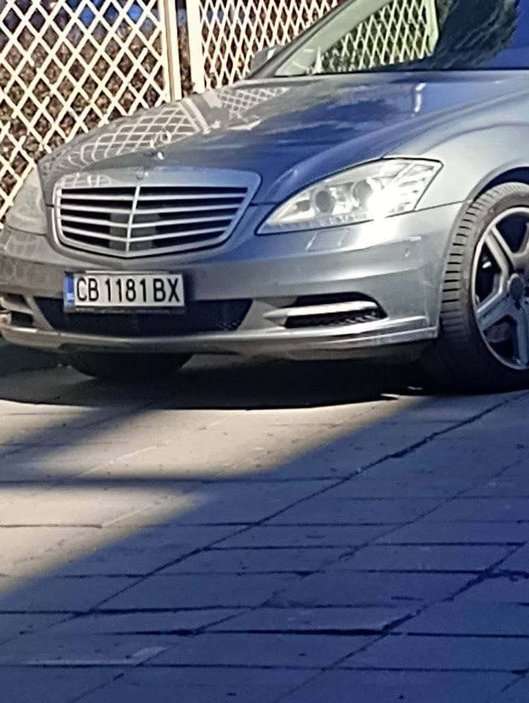 Само в Lupa.bg: Нагло ченге паркира гъзарски Мерцедес върху паметника на Радой Ралин