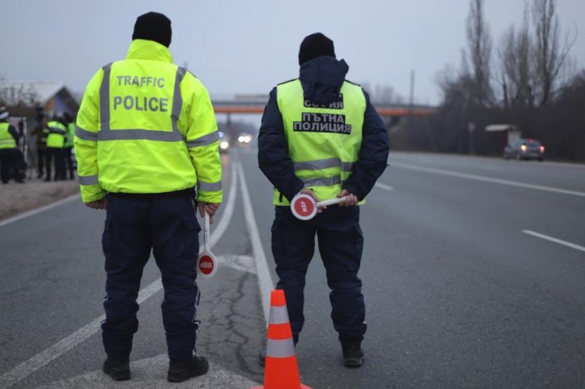 След 50-километрова гонка: Полицаи задържаха двама мъже на &bdquo;Хемус&ldquo;