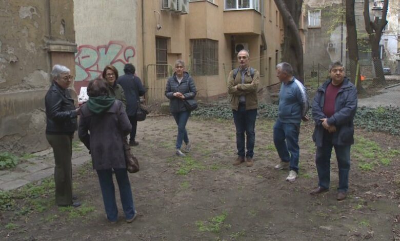Смрад на Орлов мост: Глутница кучета отглежда рускиня в паметник на културата в София