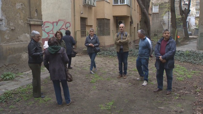 Смрад на Орлов мост: Глутница кучета отглежда рускиня в паметник на културата в София