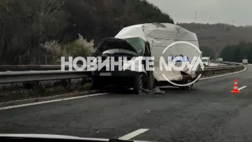 Тежката верижна катастрофа на АМ "Тракия" е отнела живота на двама души