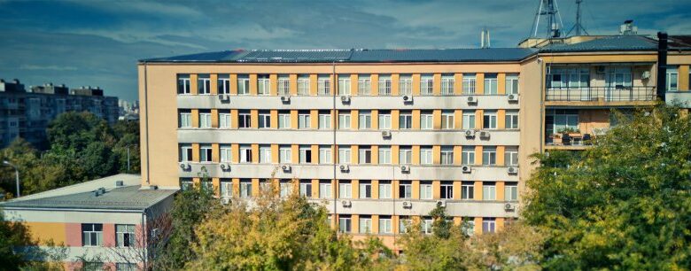 Изписаха от болницата мъжа, убил бившата си с 3 деца в Трявна