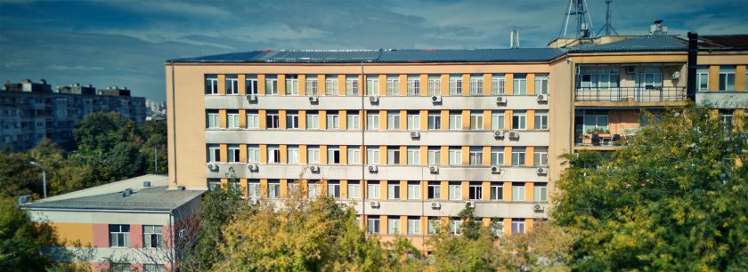 Изписаха от болницата мъжа, убил бившата си с 3 деца в Трявна