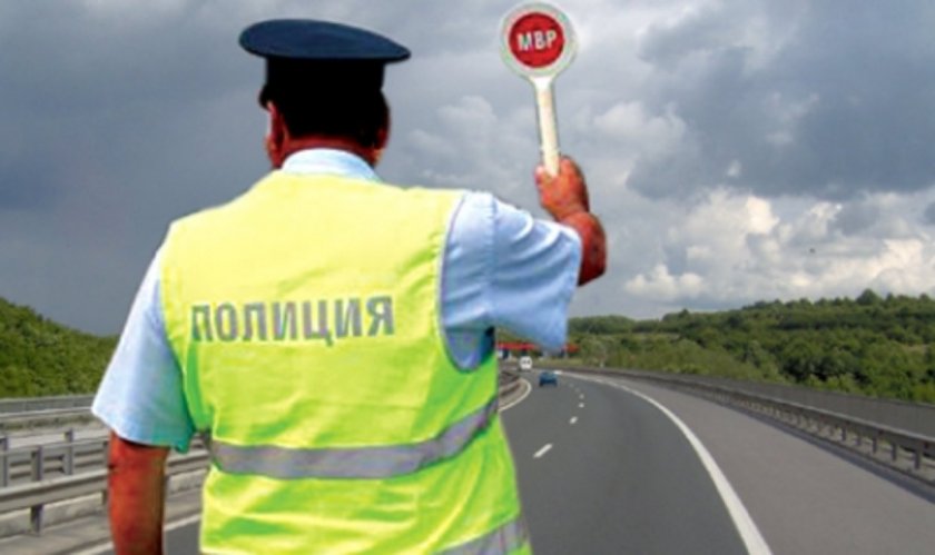 Катастрофа между два тира блокира главен път Е-79