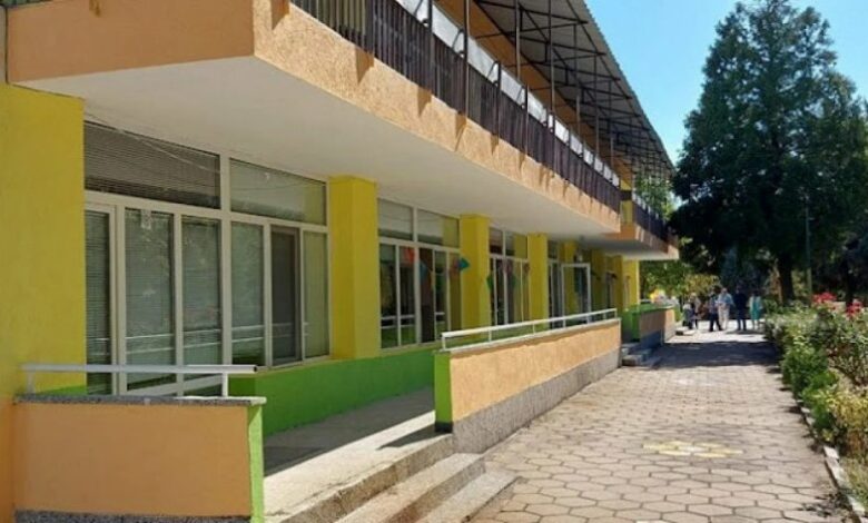 Тоалетната забранена: Принуждават деца да се стискат в забавачка