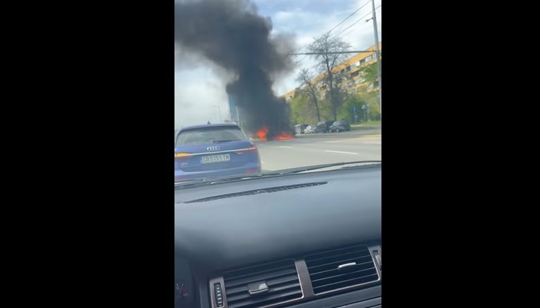 Вижте горящата кола на Цариградско (ШОК ВИДЕО)