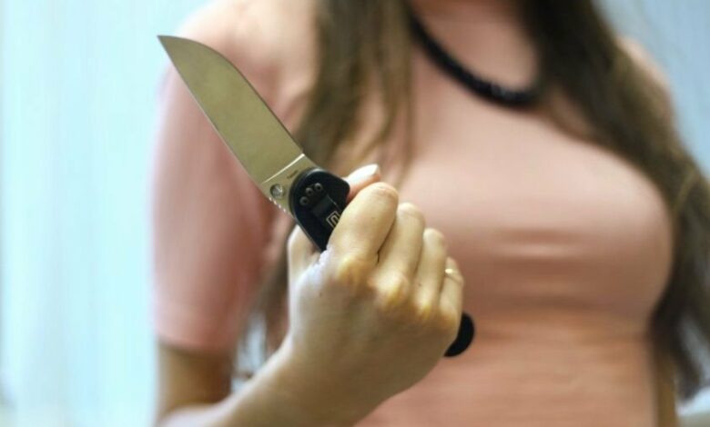 Жена в нетрезво състояние нападна мъжа си с кухненски нож