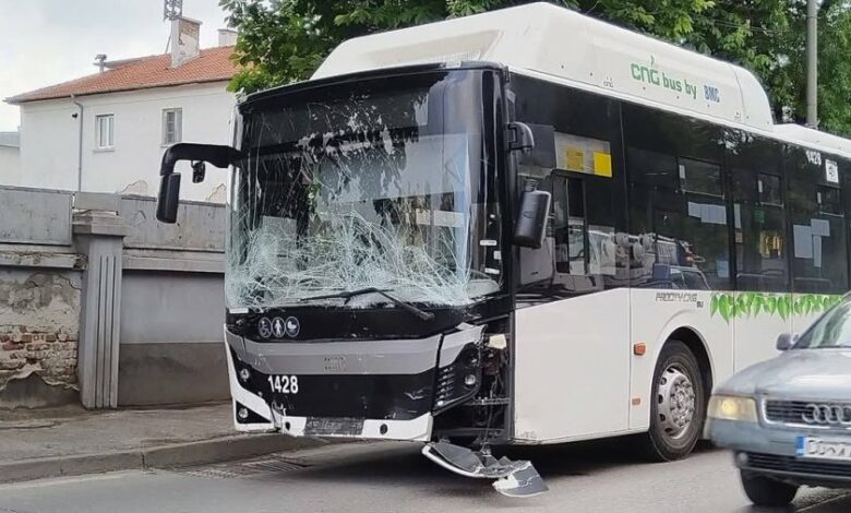 Автобус на градския транспорт в София лети на червено, уби 77-годишен мъж