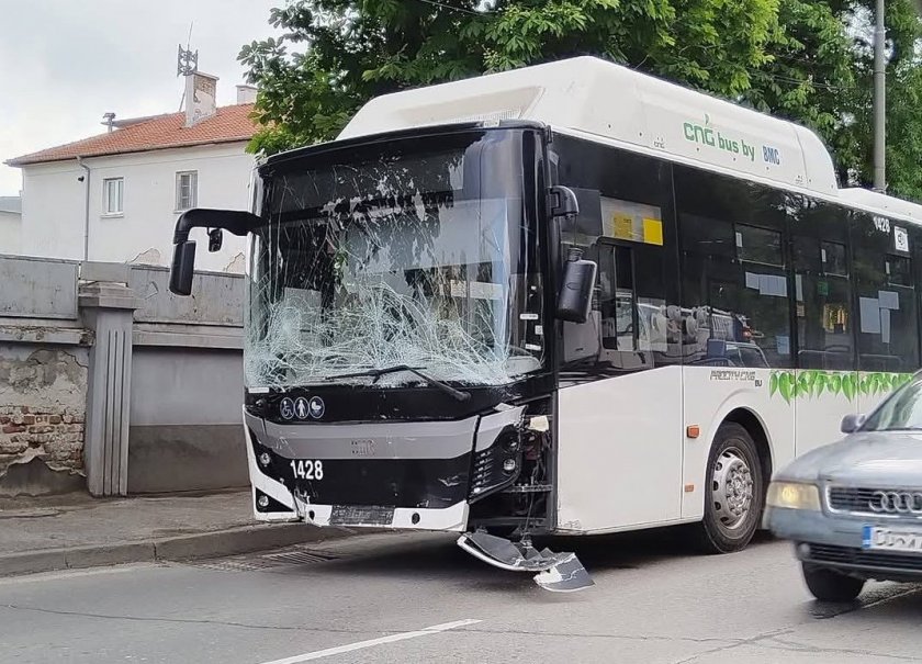 Автобус на градския транспорт в София лети на червено, уби 77-годишен мъж
