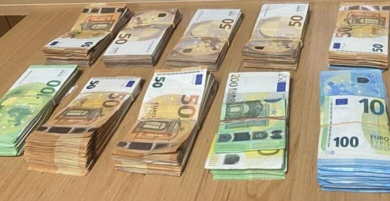 Митничари откриха недекларирана валута за 120 000 лв. в легло на шофьор