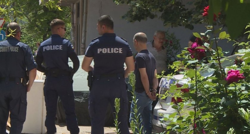 Отново насилие: Съпруг нападна жена си с чук и газов пистолет в Русе, блъсна нарочно колата ѝ