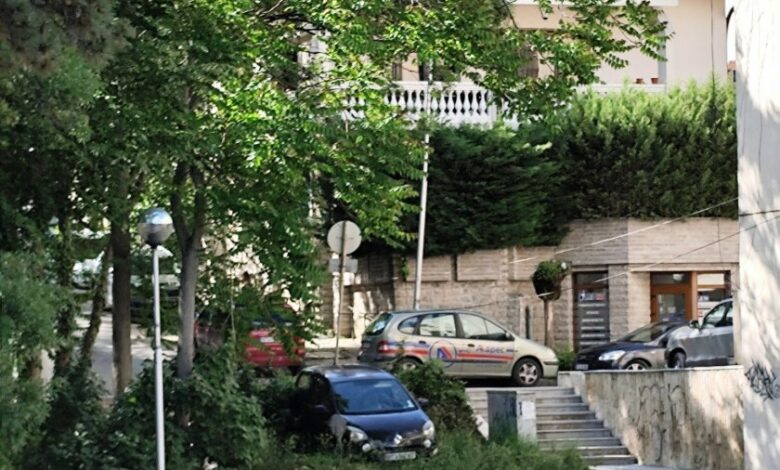 Шофьорка излетя от стръмна улица и "паркира" в градинка до кметството на Велико Търново