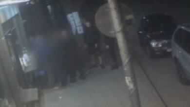 След забележка за запален двигател: Пребиха жестоко четирима пред магазин в Пловдив