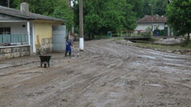 Стара кола падна в дере, спря оттичането на водата и наводни цяло село