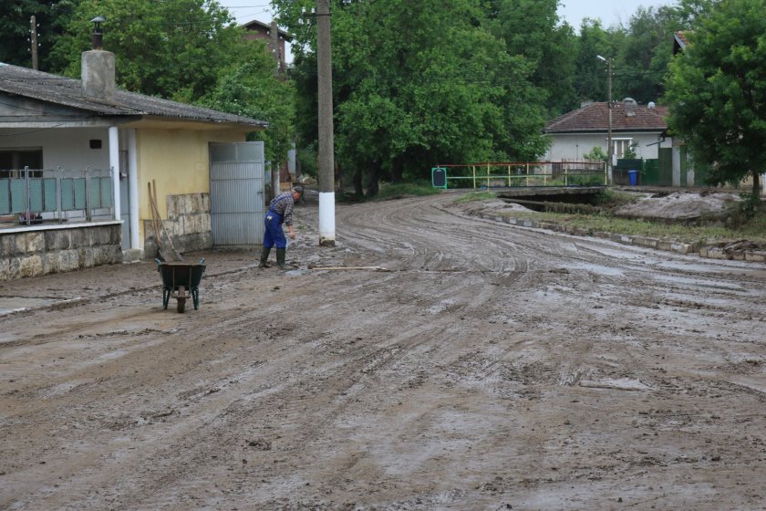 Стара кола падна в дере, спря оттичането на водата и наводни цяло село