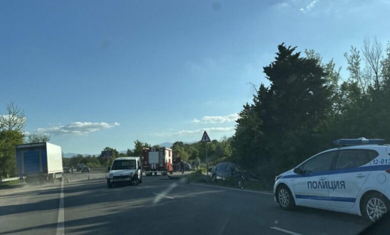 Тежка катастрофа край Монтана: Удариха се две коли, едната излетя в канавката
