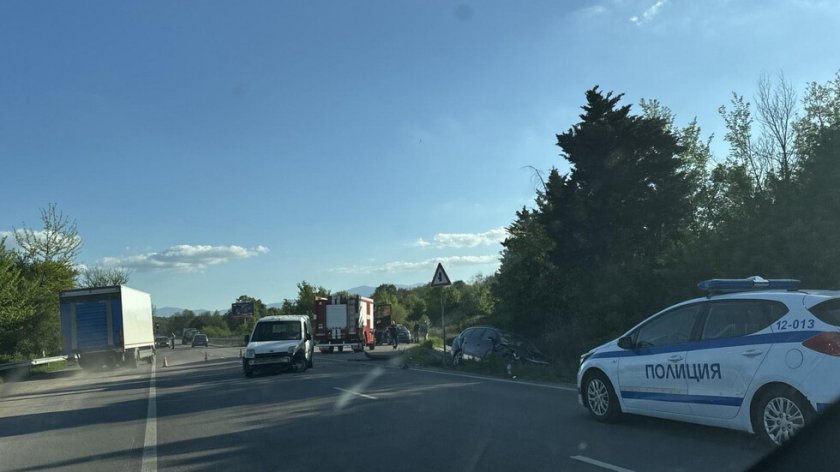 Тежка катастрофа край Монтана: Удариха се две коли, едната излетя в канавката
