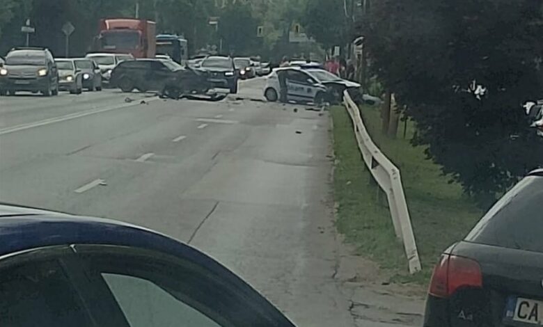 Автомобил блъсна патрулка в София, двама полицаи са ранени