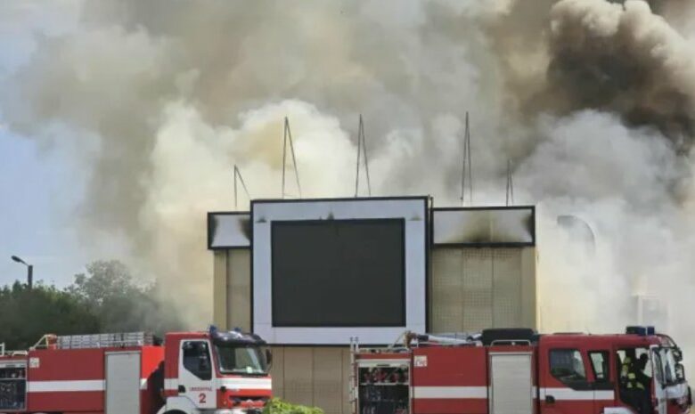 Четири екипа на пожарната гасят пожар в казино
