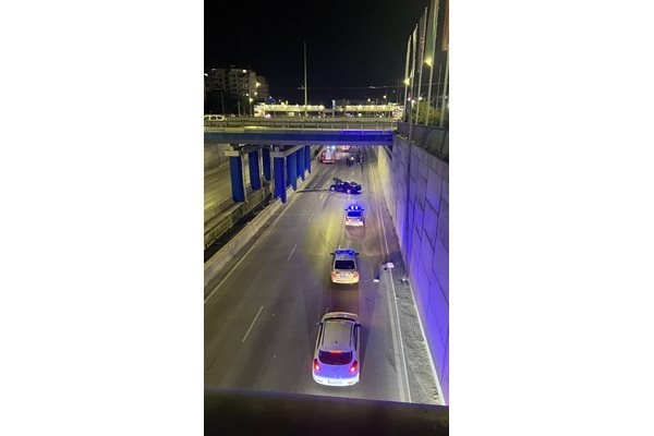 Гъзар със спортна кола предизвика тежка катастрофа във Варна, 3 автомобила са смачкани (СНИМКИ)