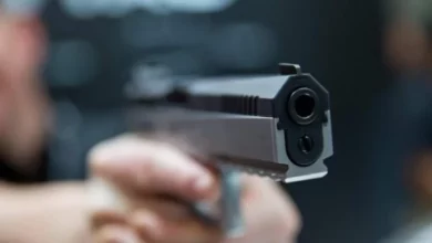Крадла извади пистолет на ученичка в София и я обра