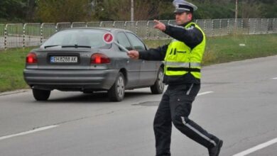 Моторист мина през крака на полицай в Дебелец, задържаха го