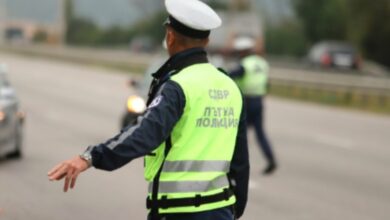 Моторист прегази краката на полицай, бягайки от проверка