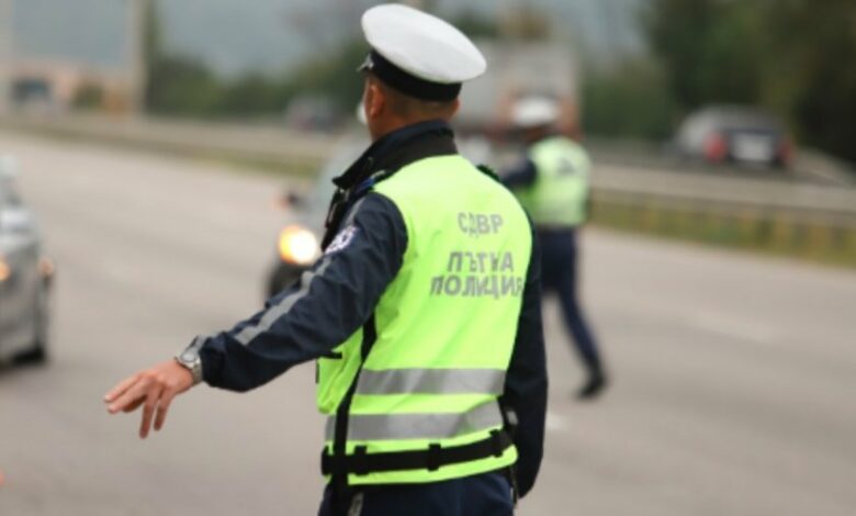 Моторист прегази краката на полицай, бягайки от проверка