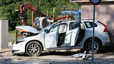 На косъм от смъртта: Автомобил с младо семейство се заби в стълб