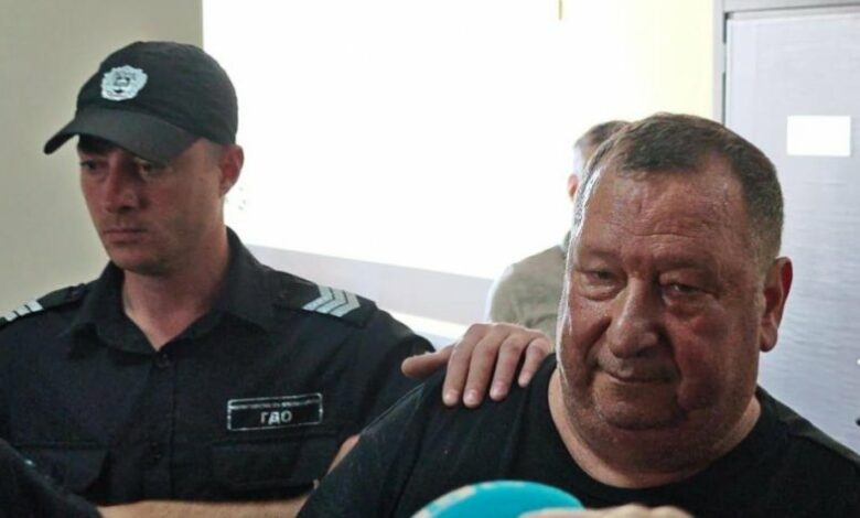 Оставиха за постоянно в ареста Валентин Желев и двамата му сина за ужасите в дома в Ягода