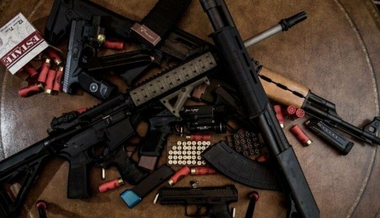 Пенсионер простреля комшия във Войводиново, а в дома му намериха цял арсенал от незаконни оръжия