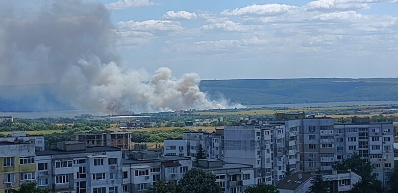Подпали се покривът на Техническия университет във Варна (ВИДЕО)