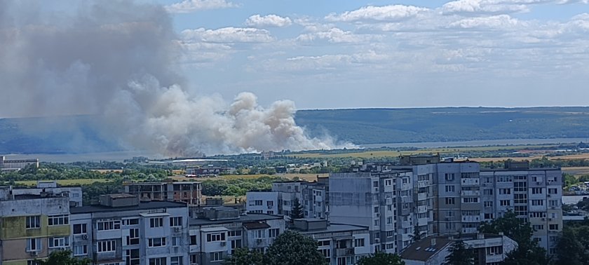 Подпали се покривът на Техническия университет във Варна (ВИДЕО)