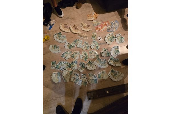 Задържаха наркодилър и клиентка в столичния квартал "Хаджи Димитър" (СНИМКИ)