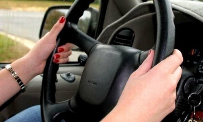 Жена на два вида дрога подкара кола без регистрационни табели
