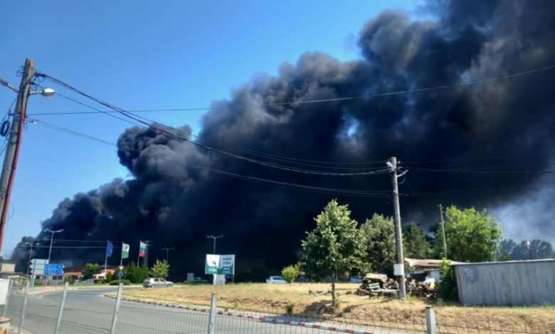 Двама полицаи са обгазени при пожара в Средец, задействаха системата BG-ALERT