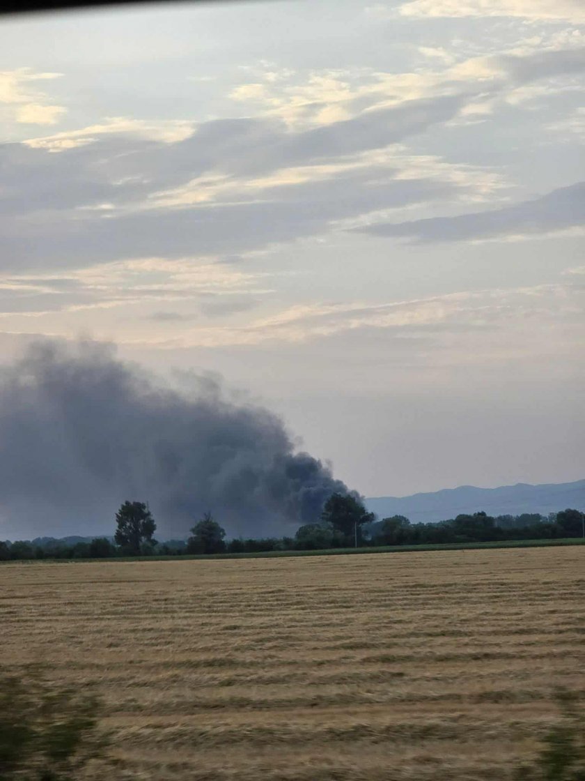 Голям пожар в района на Ритейл парка в Елин Пелин