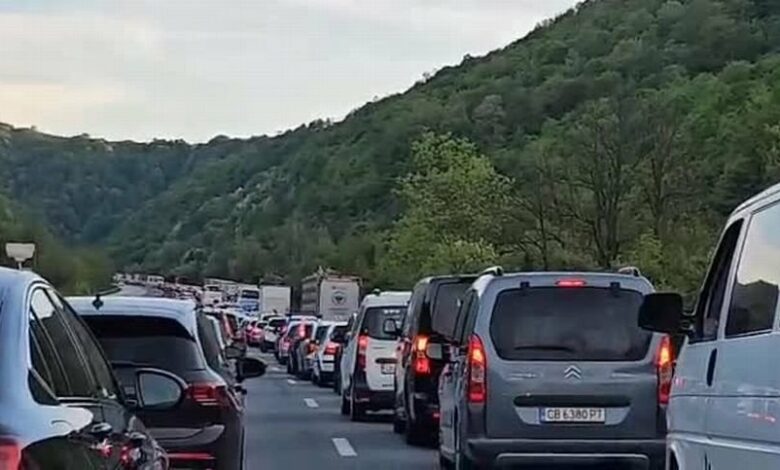Катастрофа на магистрала &bdquo;Хемус&ldquo; предизвика огромно задръстване
